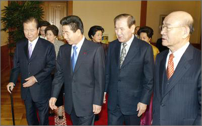 지난 2004년 1월 노무현 대통령이 전직 대통령 내외를 청와대로 초청해 만찬장으로 향하고 있다.